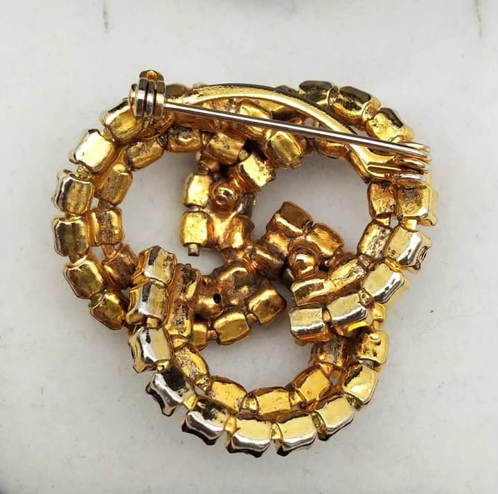 Prendedor de metal dorado