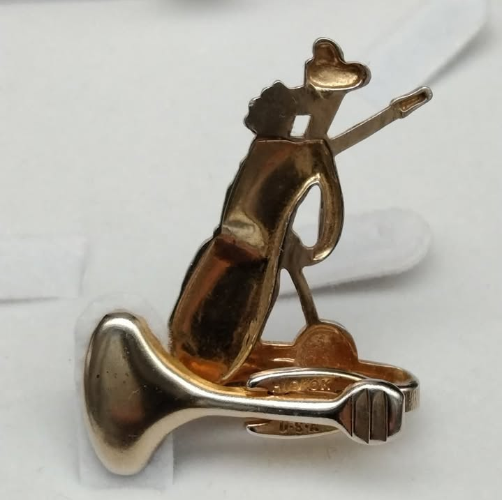 Pasador de corbata bañado en oro