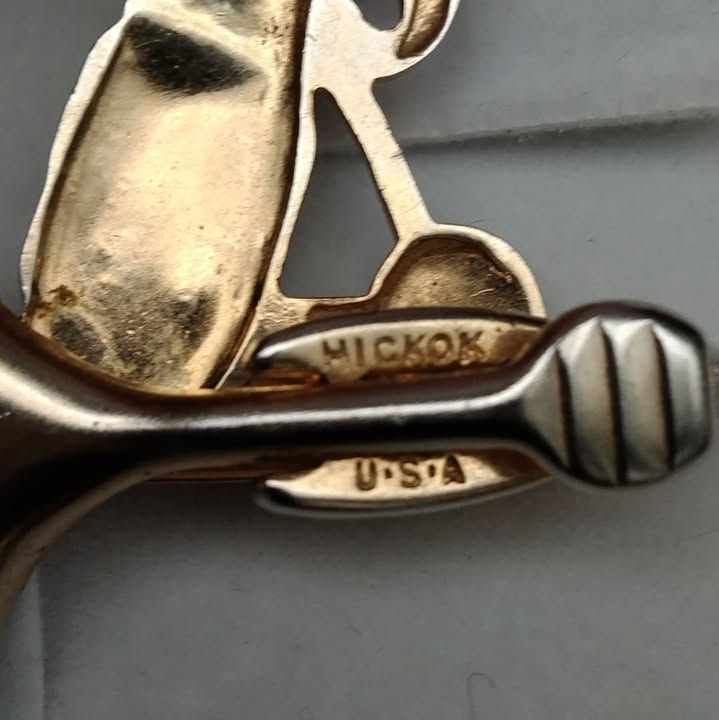 Pasador de corbata bañado en oro