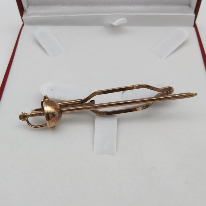 Pasador de corbata bañado en oro