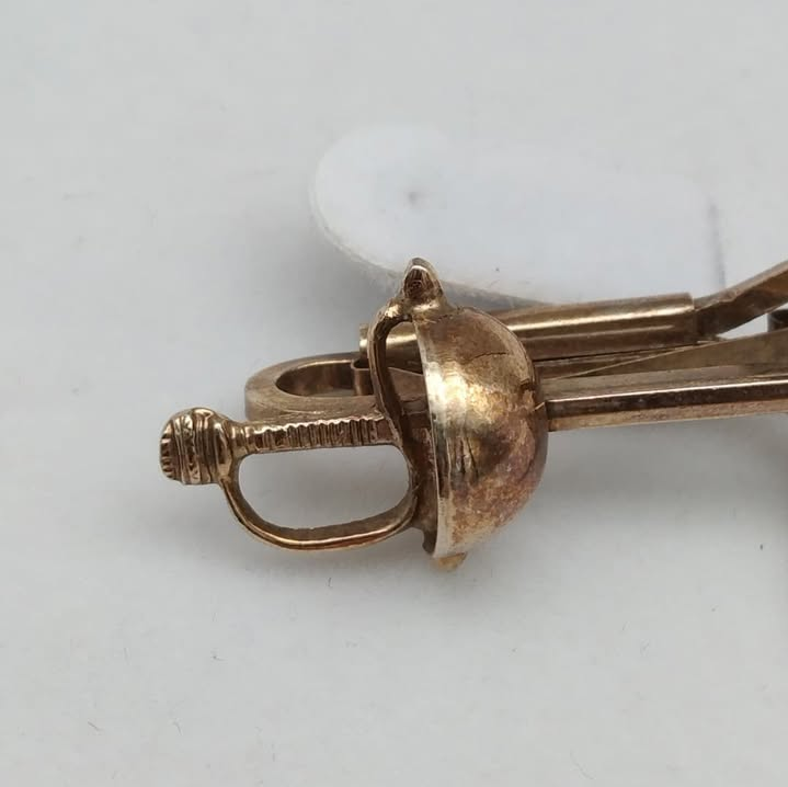 Pasador de corbata bañado en oro