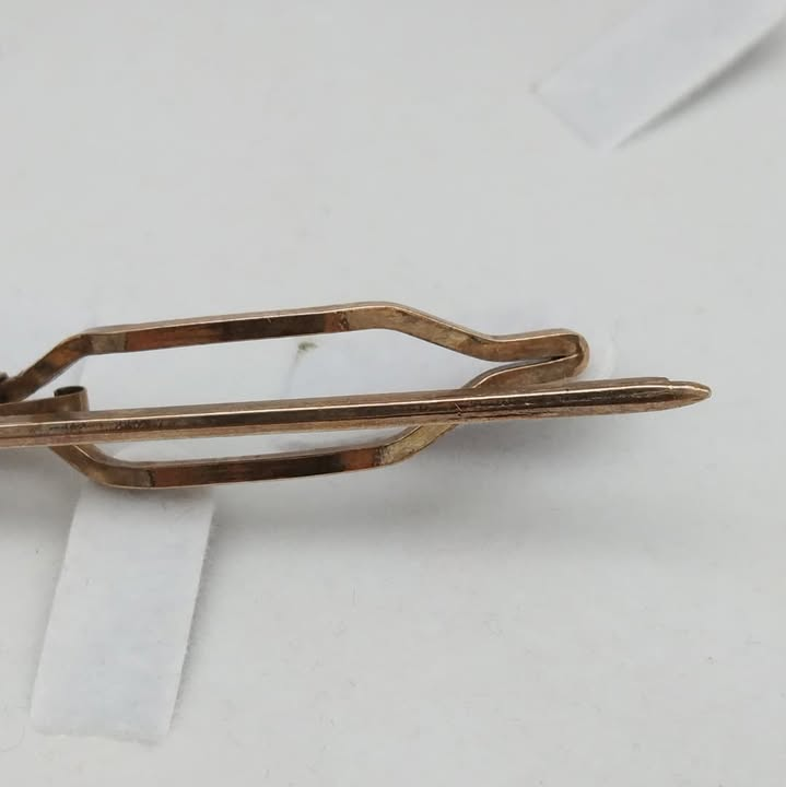 Pasador de corbata bañado en oro