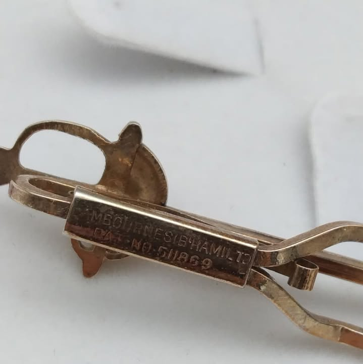 Pasador de corbata bañado en oro