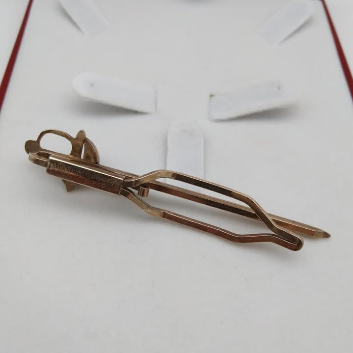 Pasador de corbata bañado en oro