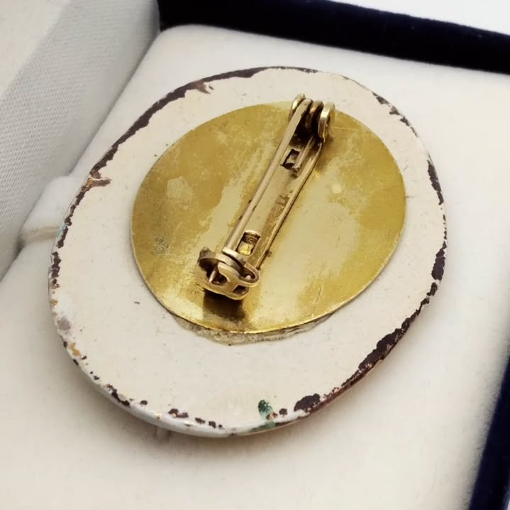 Broche pintado a mano