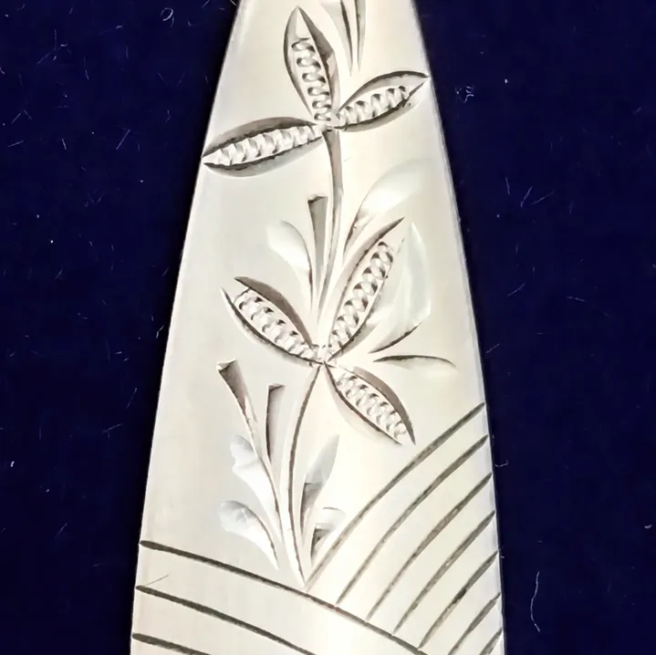 Colgante de plata tallada 835