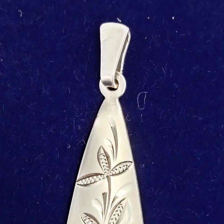 Colgante de plata tallada 835