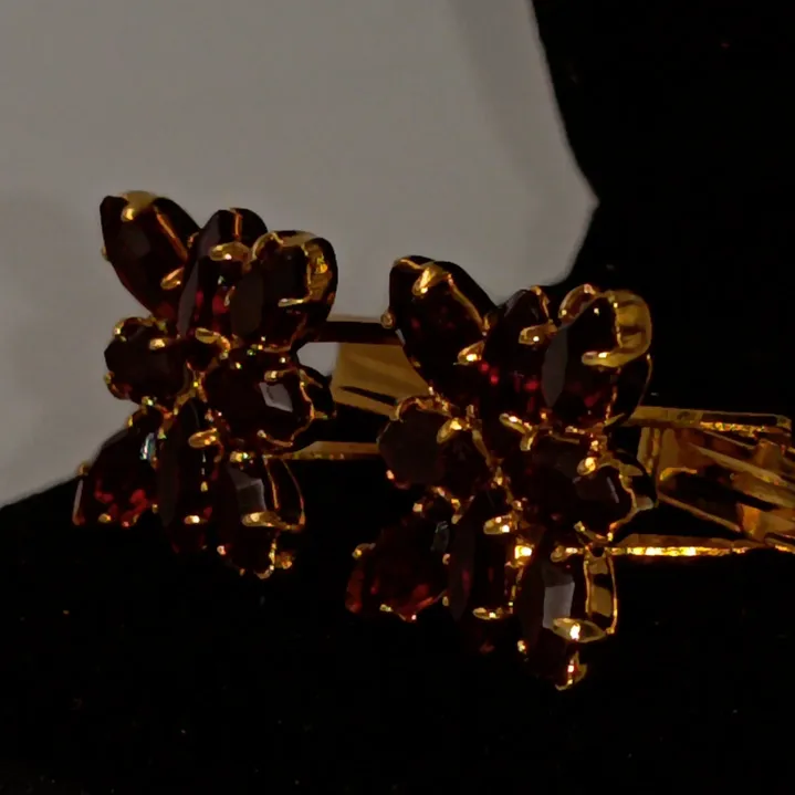 Colleras en metal dorado