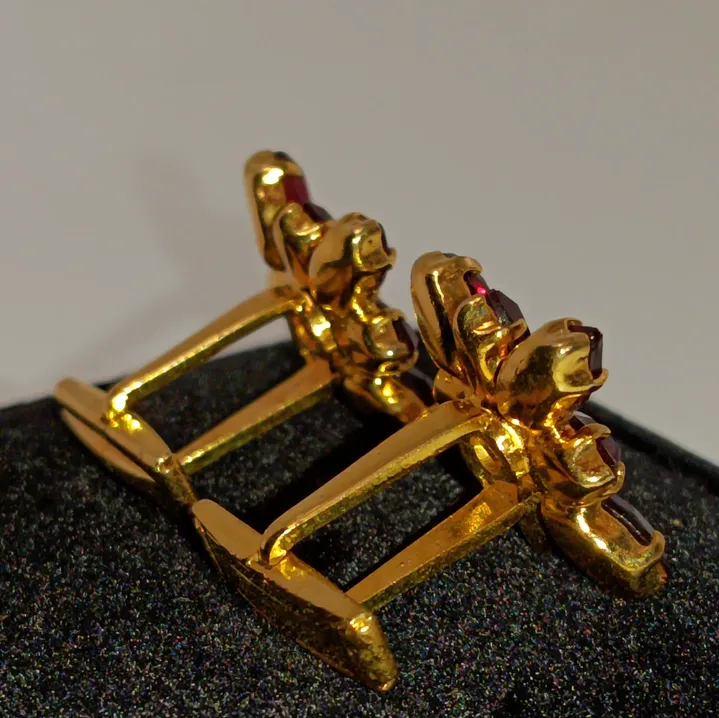 Colleras en metal dorado
