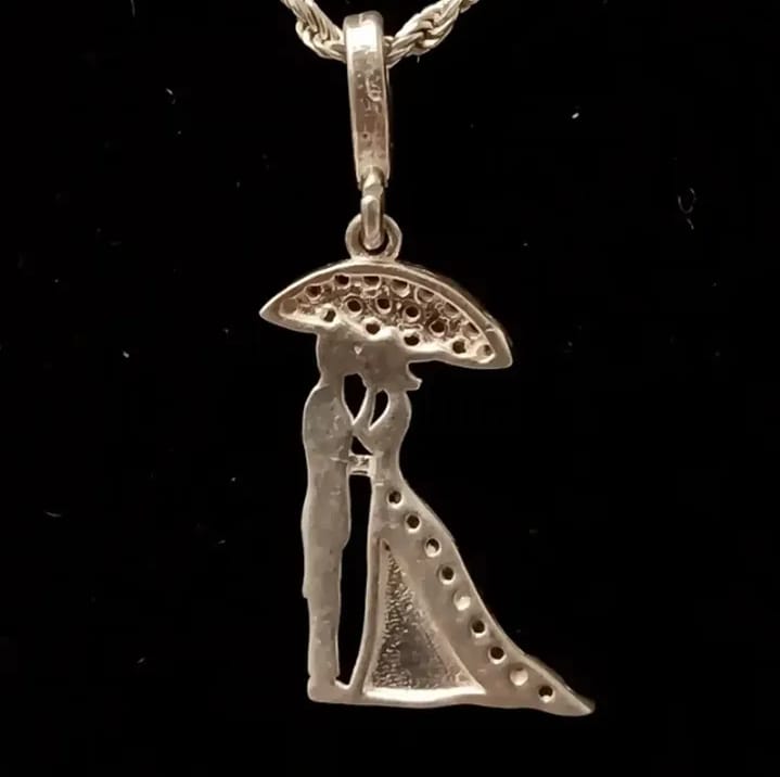 Romántico colgante de plata