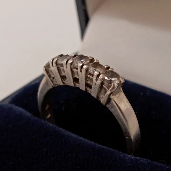 Anillo de circones en plata 925