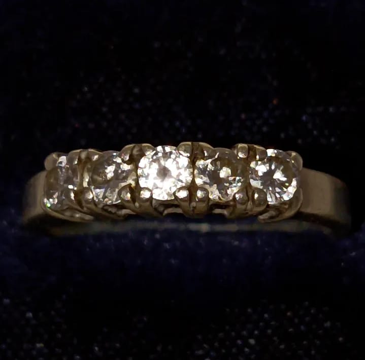 Anillo de circones en plata 925
