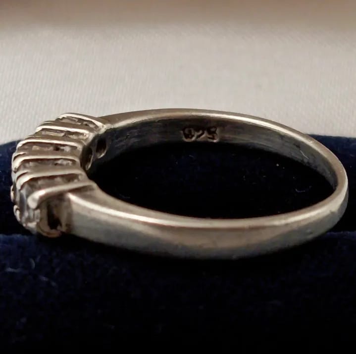 Anillo de circones en plata 925