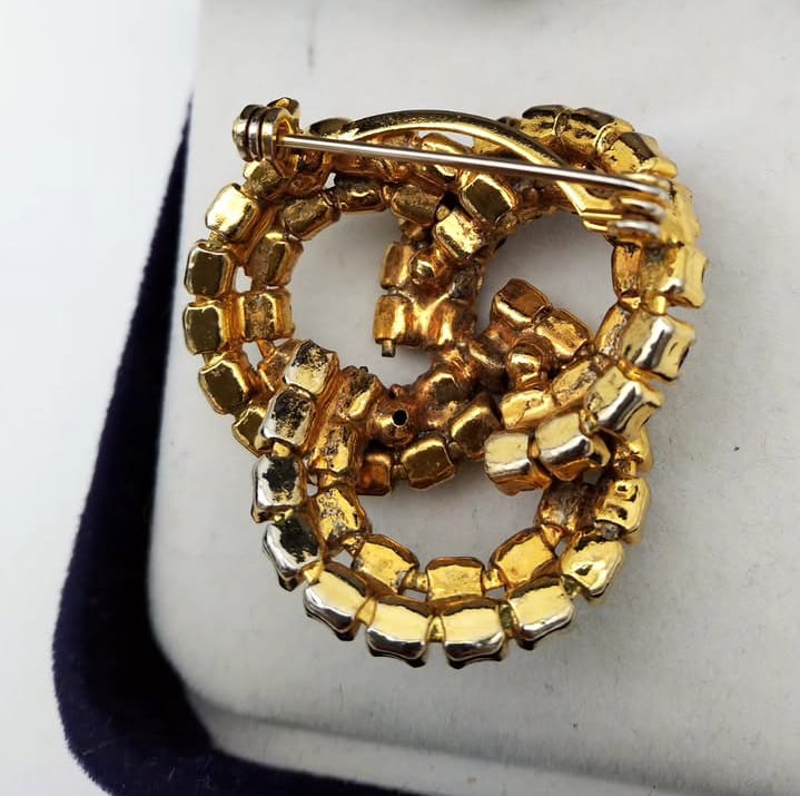 Prendedor de metal dorado