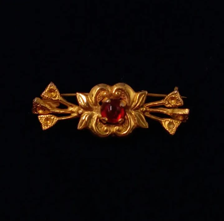 Prendedor de metal dorado