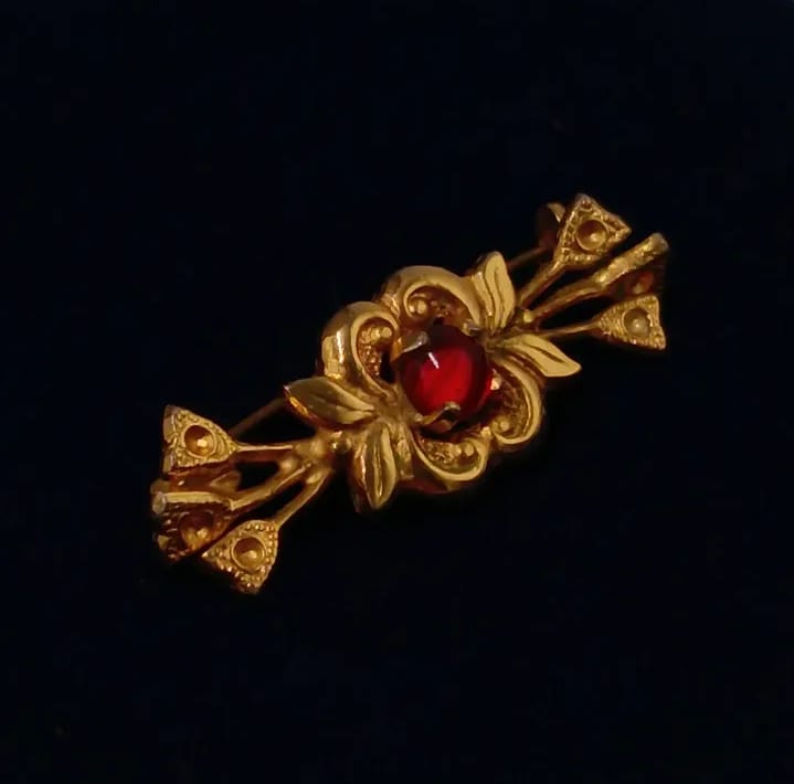 Prendedor de metal dorado