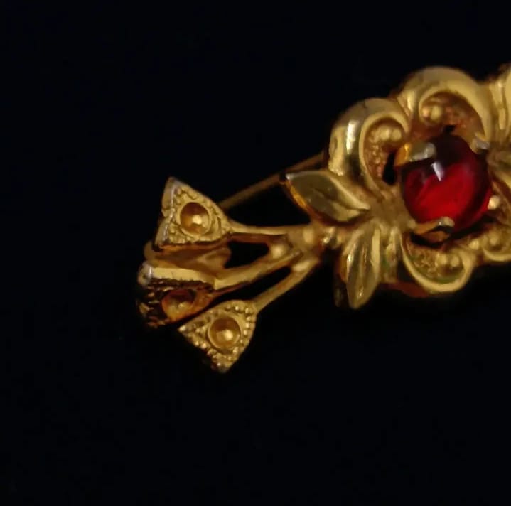 Prendedor de metal dorado