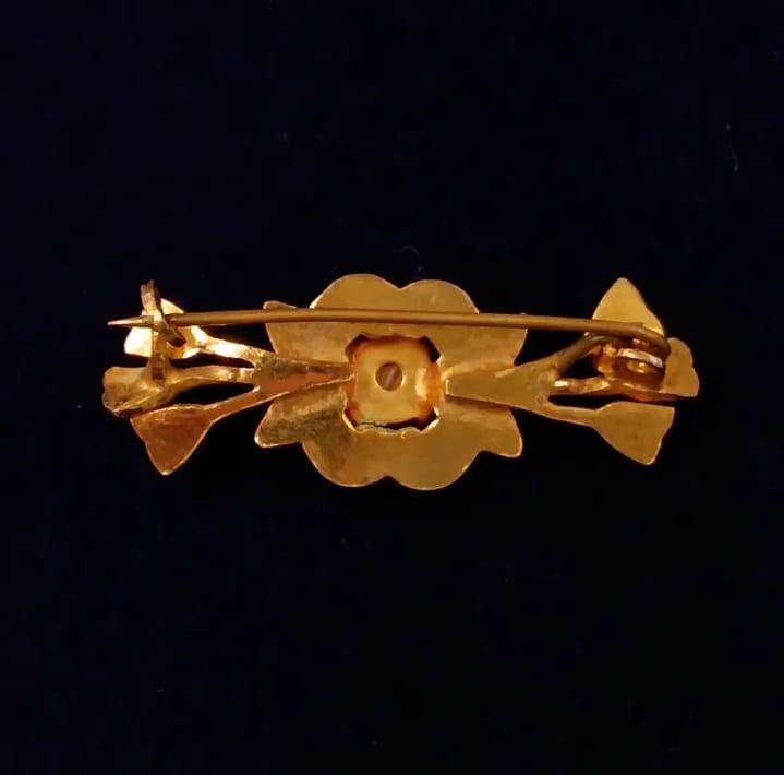 Prendedor de metal dorado