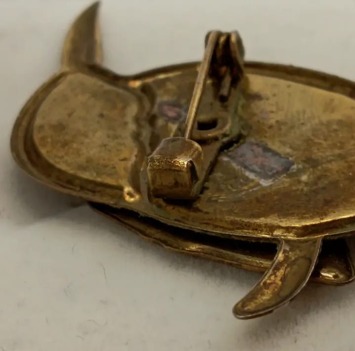 Prendedor de metal dorado