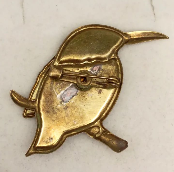 Prendedor de metal dorado