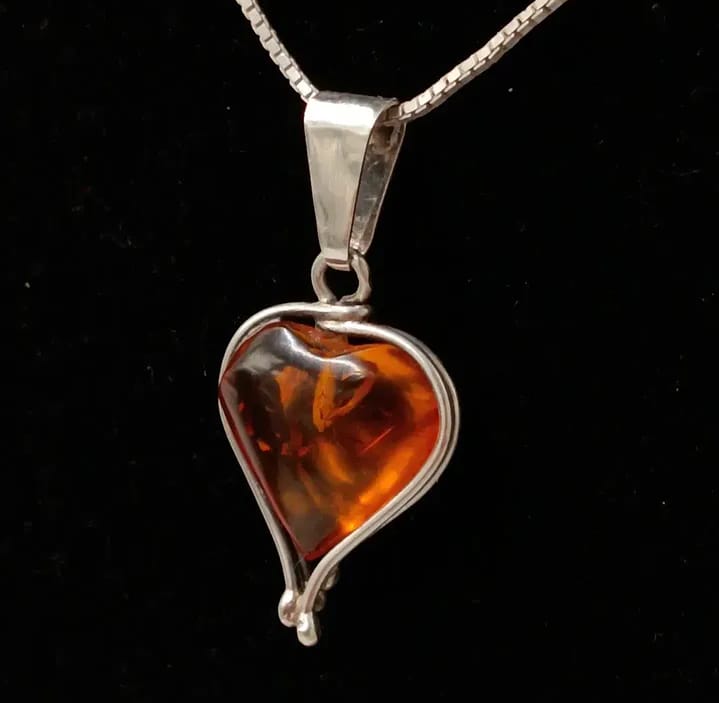 Colgante de ámbar y cadena de plata