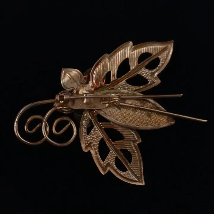 Prendedor de metal dorado